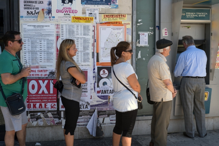 Warteschlange in Athen vor einem Geldautomaten der National Bank of Greece.jpg