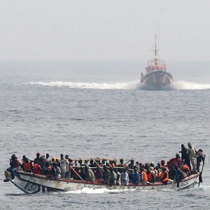 Flüchtlingsboot & sich näherndes spanisches Seenotrettungsboot